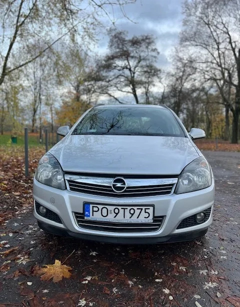 Opel Astra cena 11900 przebieg: 297000, rok produkcji 2012 z Poznań małe 254